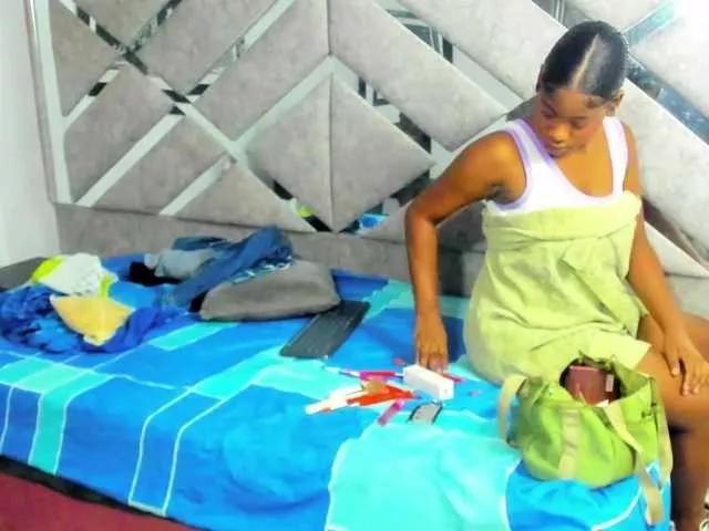 Cute EvaxEmma wants you to fuck their body now EvaxEmma from BongaCams