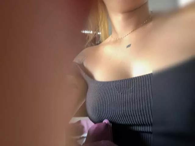 Check out sexy stripper Evellyyn Evellyyn from BongaCams