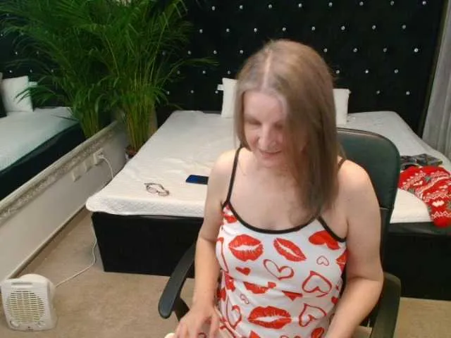 Lillyhott — Make me naked guys