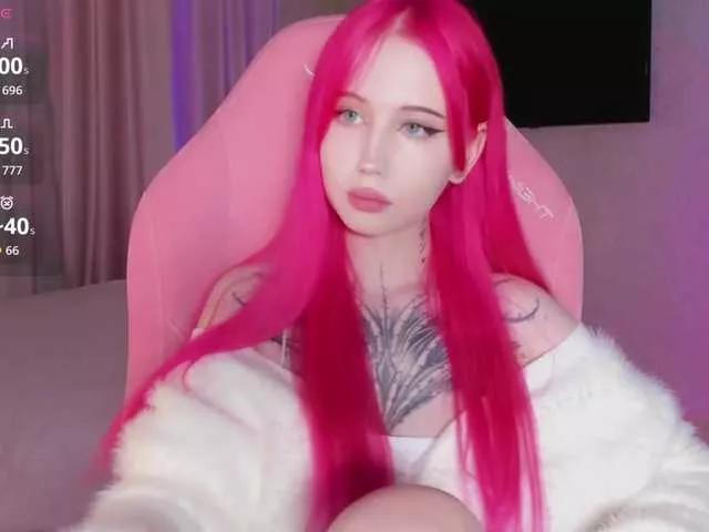 Masturbate to amazing escort Luvsoak luvsoak from BongaCams