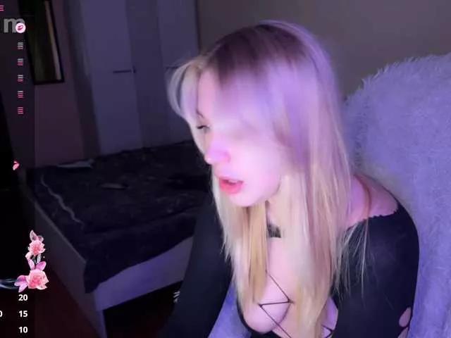 Sexy Maksisisia wants you to fuck her body now maksisisia from BongaCams
