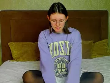 latoriacosner — mini booty dance) [35 tokens left] Welcome to my room my name is Roxy let's have some fun! #brunette #cute #18 #skinny #glasses