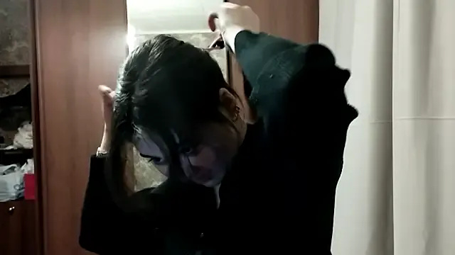 ArianeRandy — Put my hands under the top and massage