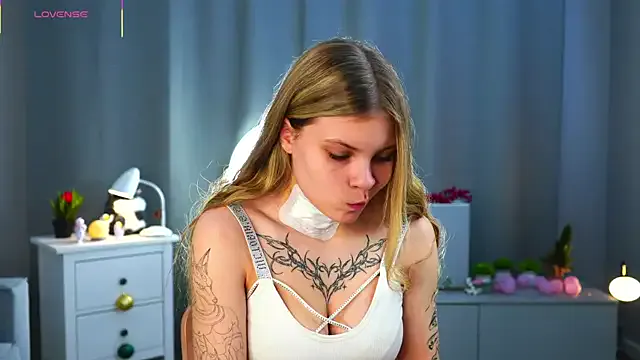LesleeOpenshaw — Squezze my boobs close to cam topless