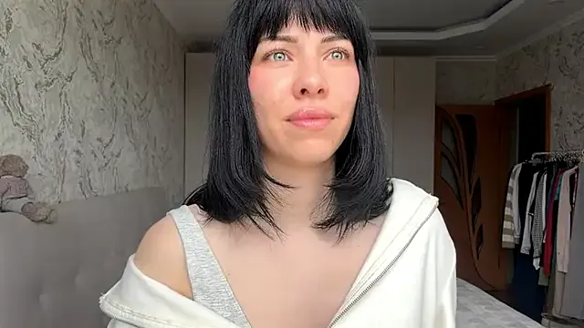 LuisaAlconcel — bite lip